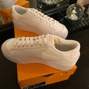 🤍BRAND NEW IN BOX Nike white blazer low platforms🤍